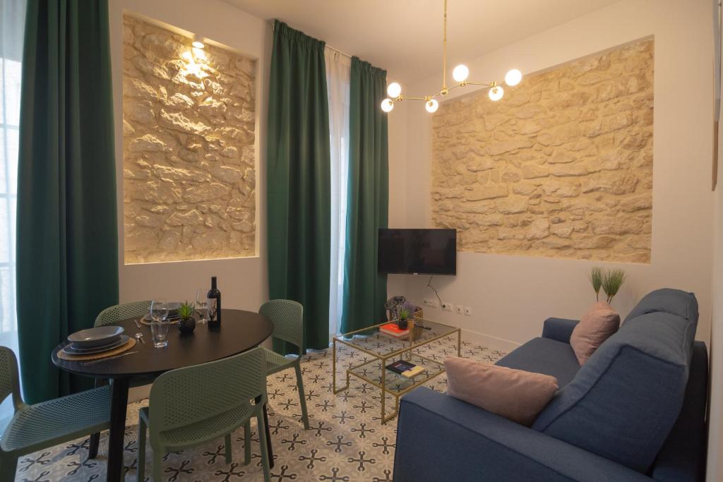 Apartamentos Teatro by Be Alicante - 10