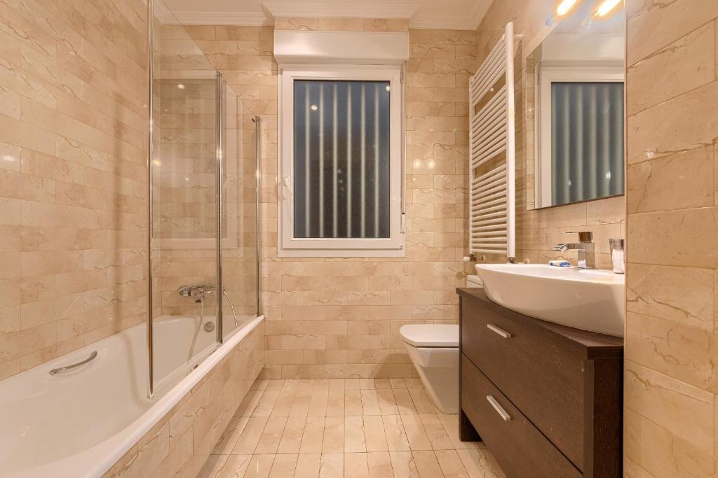 Encanto y Confort en Calle Epalza - Tu Familia en el Corazón de Bilbao - 3