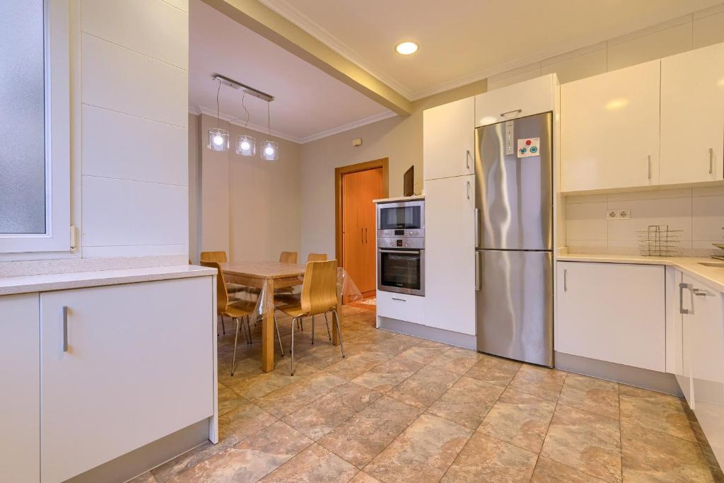 Encanto y Confort en Calle Epalza - Tu Familia en el Corazón de Bilbao - 4