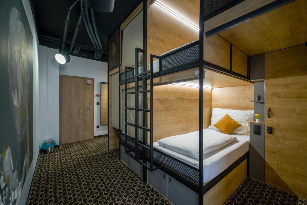 CHORS like a hotel - Capsule & NFT Boutique Hostel Bratislava - City Center - 9