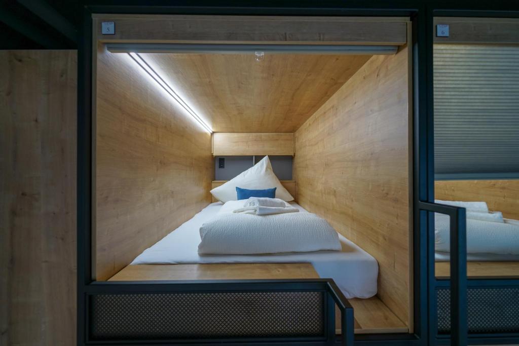 CHORS like a hotel - Capsule & NFT Boutique Hostel Bratislava - City Center - 16