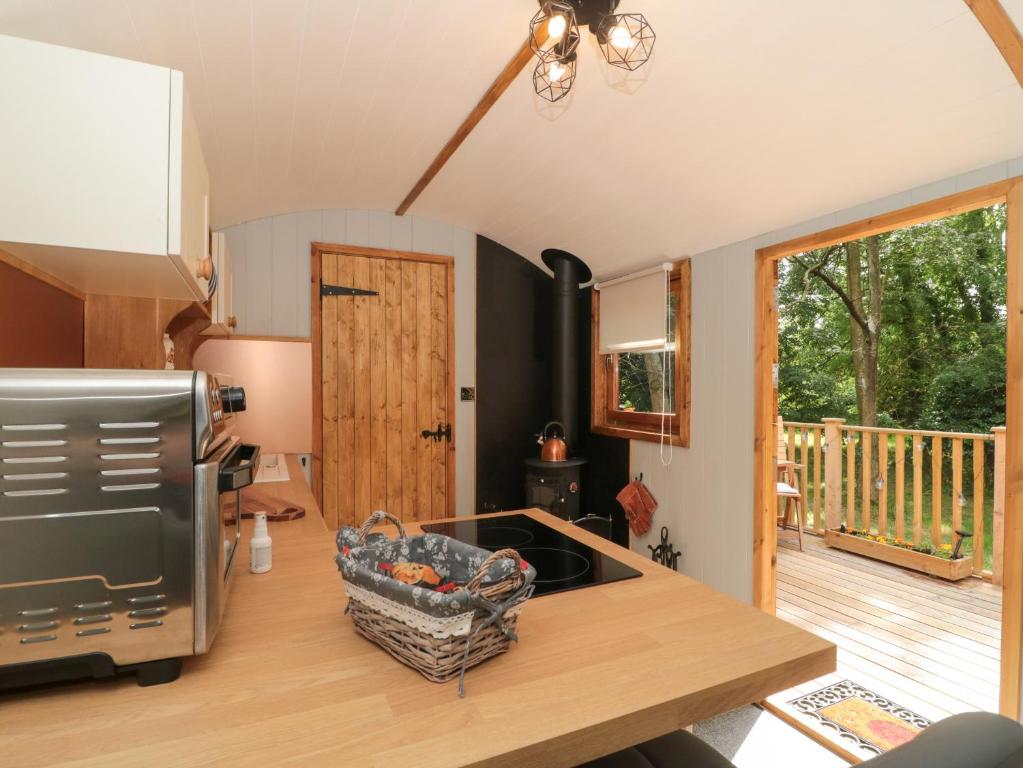 The Foxes Den Shepherds Hut - 8