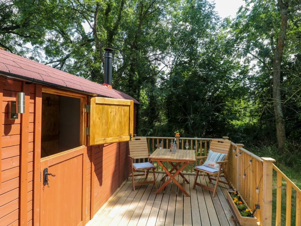 The Foxes Den Shepherds Hut - 9