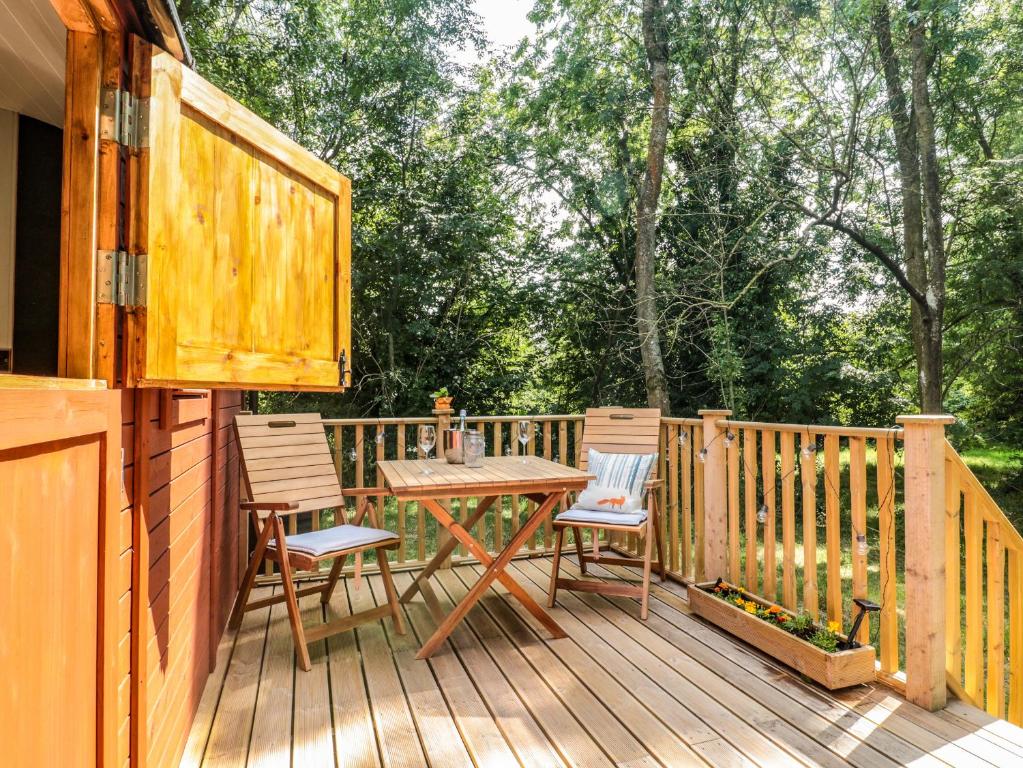 The Foxes Den Shepherds Hut - 17