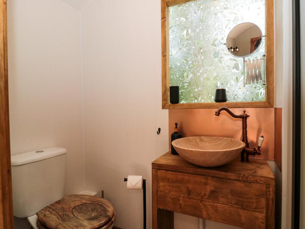 The Foxes Den Shepherds Hut - 3