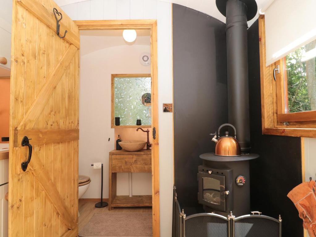 The Foxes Den Shepherds Hut - 14