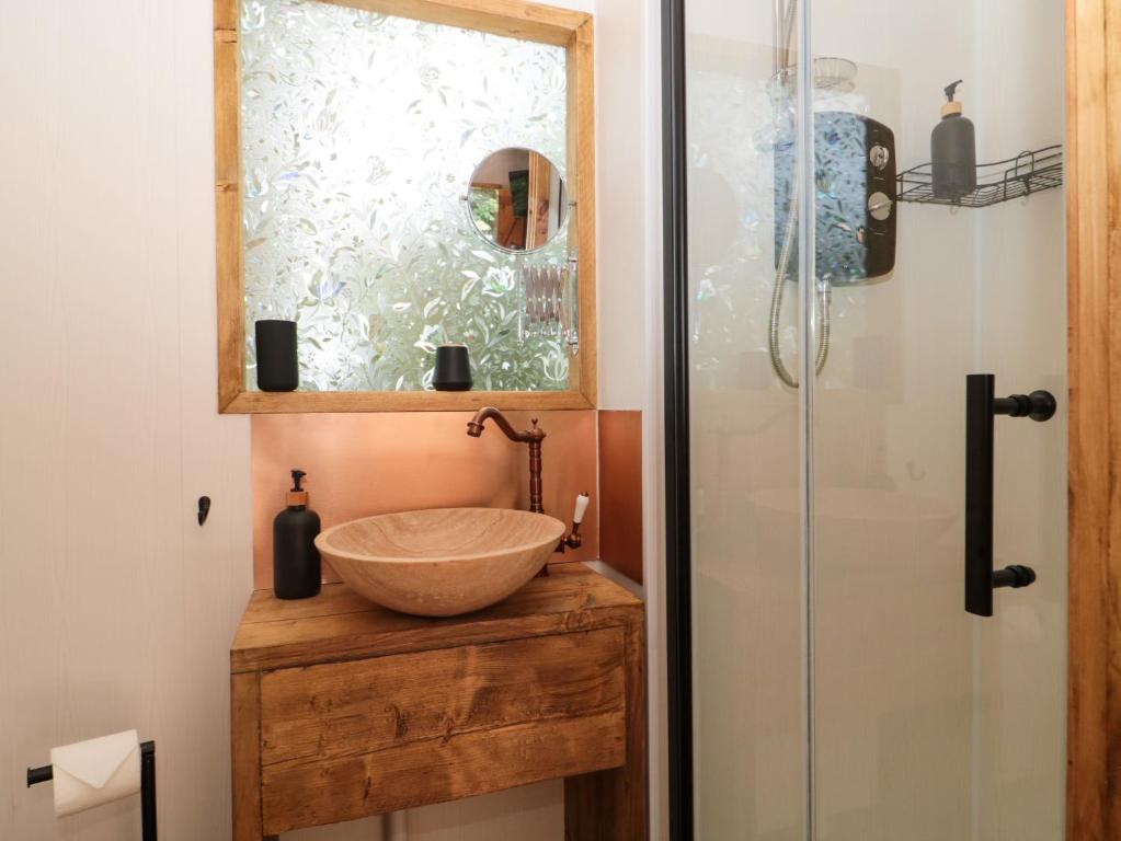 The Foxes Den Shepherds Hut - 7