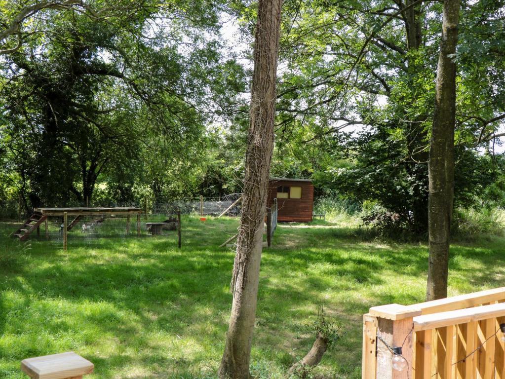 The Foxes Den Shepherds Hut - 27