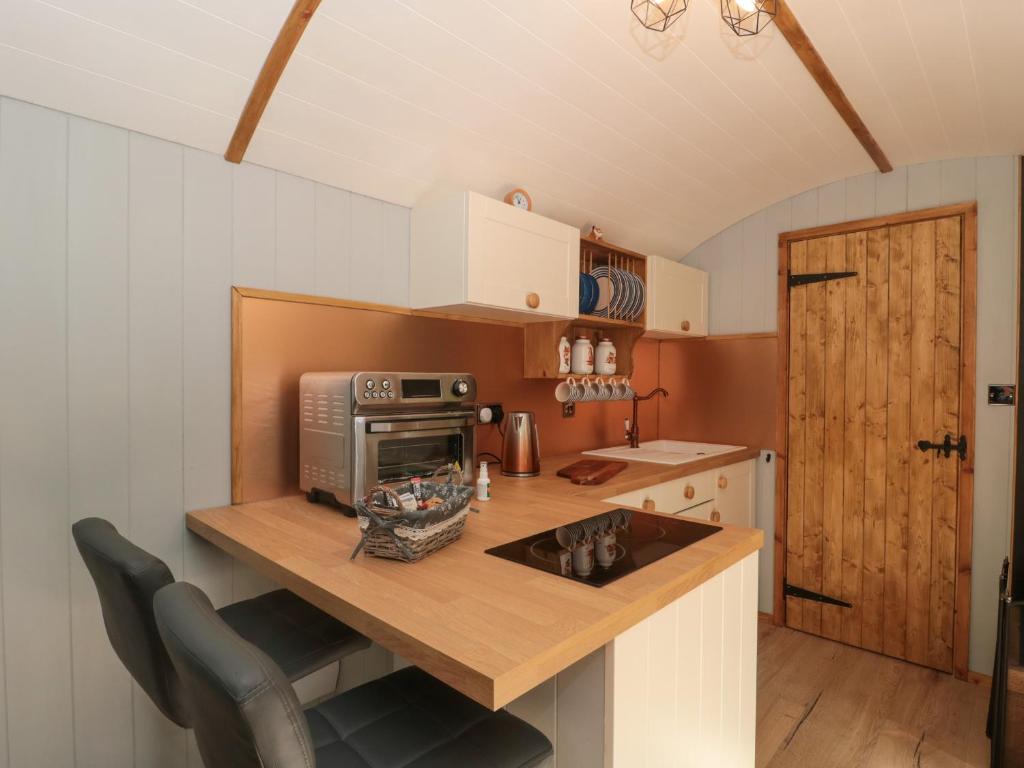 The Foxes Den Shepherds Hut - 11