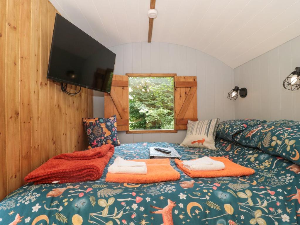 The Foxes Den Shepherds Hut - 2