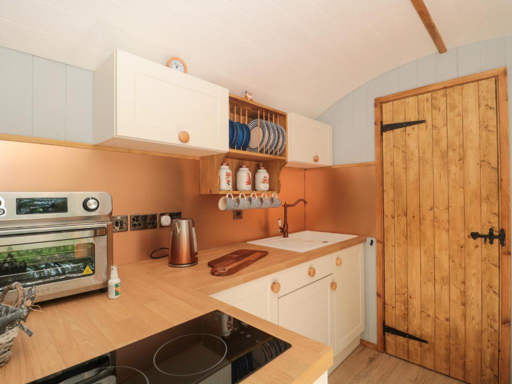 The Foxes Den Shepherds Hut - 13