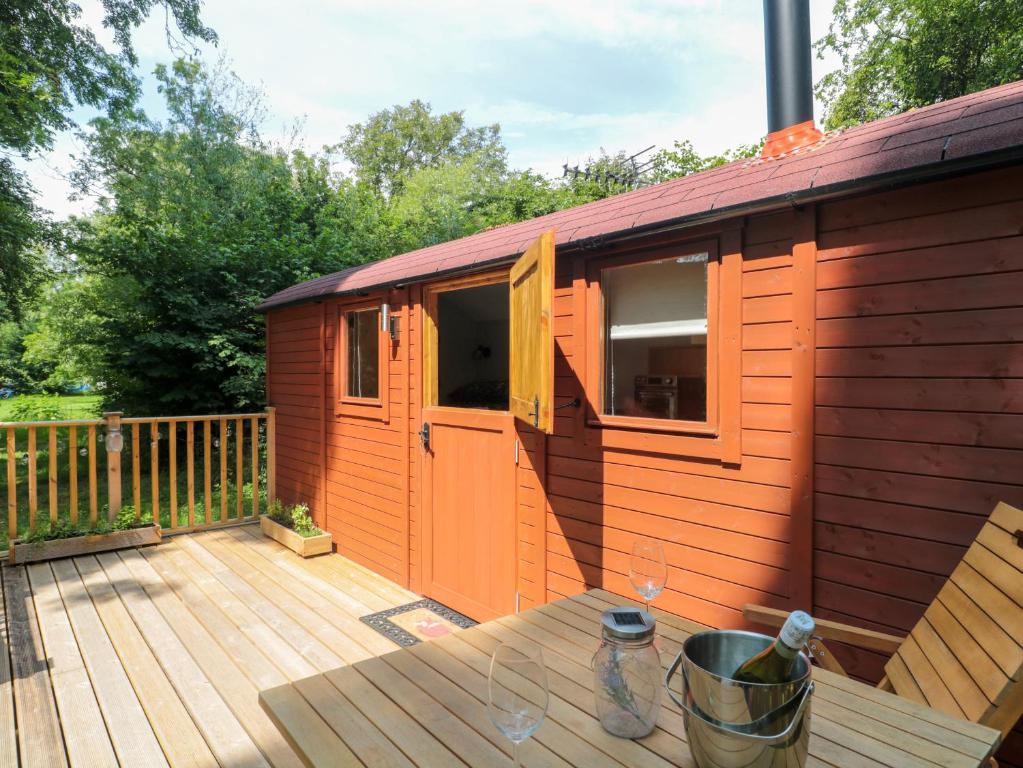 The Foxes Den Shepherds Hut - 10