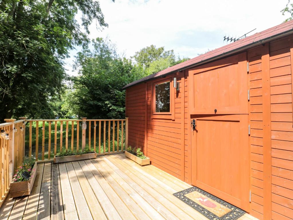 The Foxes Den Shepherds Hut - 20