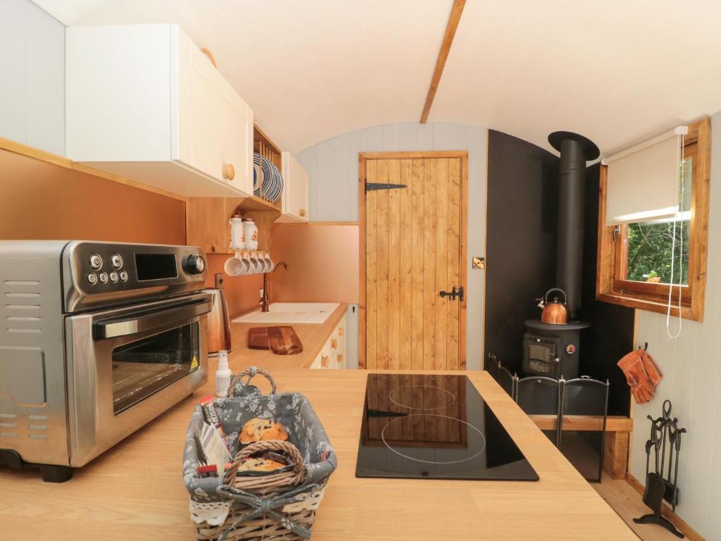 The Foxes Den Shepherds Hut - 12