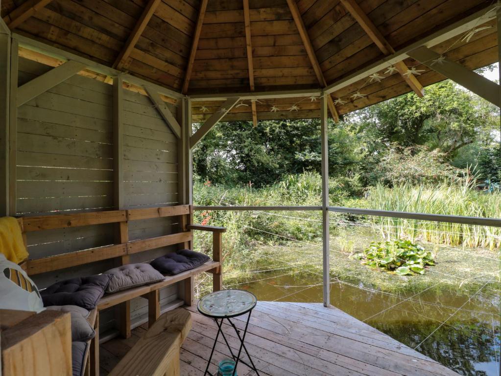 The Foxes Den Shepherds Hut - 5