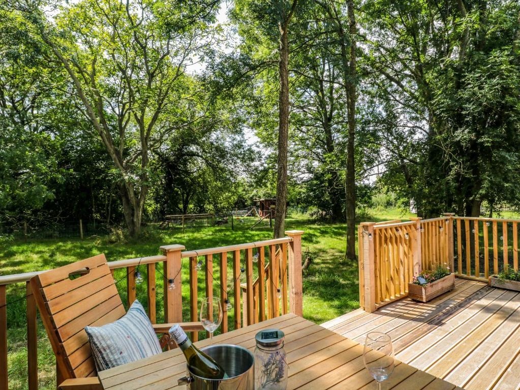 The Foxes Den Shepherds Hut - 18