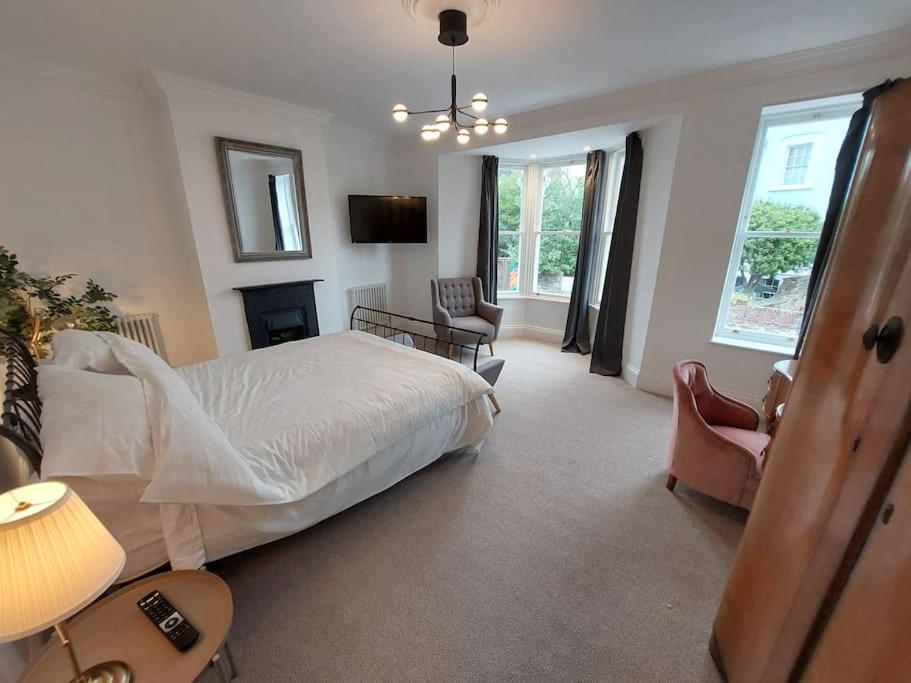 Large newly refurbished house close to harbour Free Parking - 5