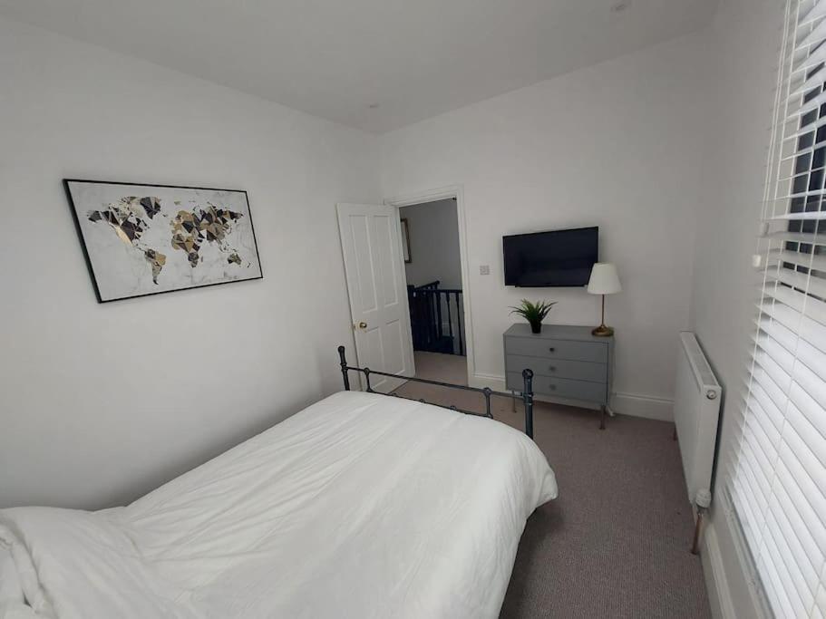 Large newly refurbished house close to harbour Free Parking - 13