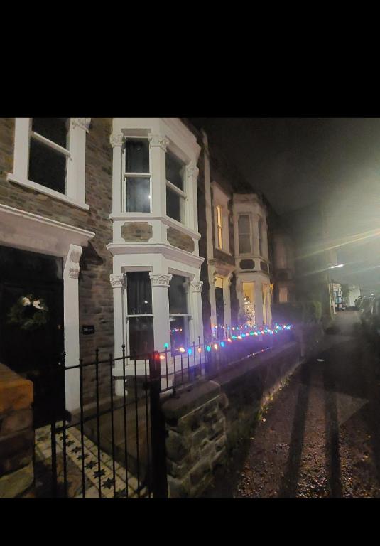 Large newly refurbished house close to harbour Free Parking - 10