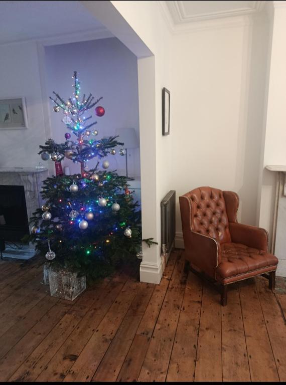 Large newly refurbished house close to harbour Free Parking - 11