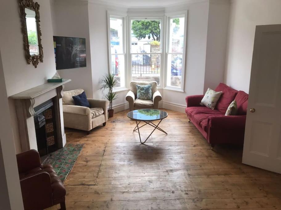 Large newly refurbished house close to harbour Free Parking - 16