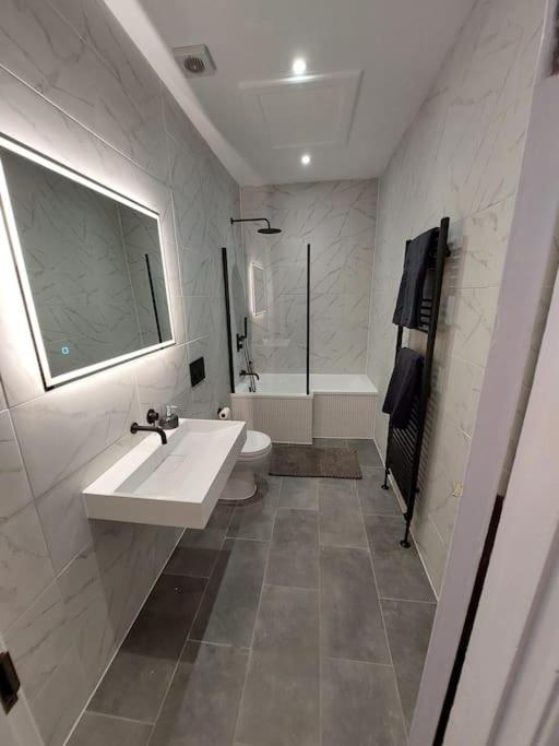 Large newly refurbished house close to harbour Free Parking - 3