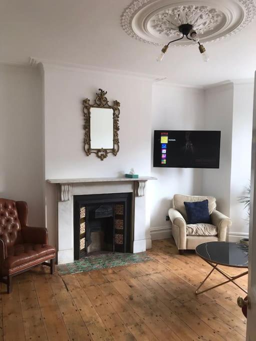 Large newly refurbished house close to harbour Free Parking - 17