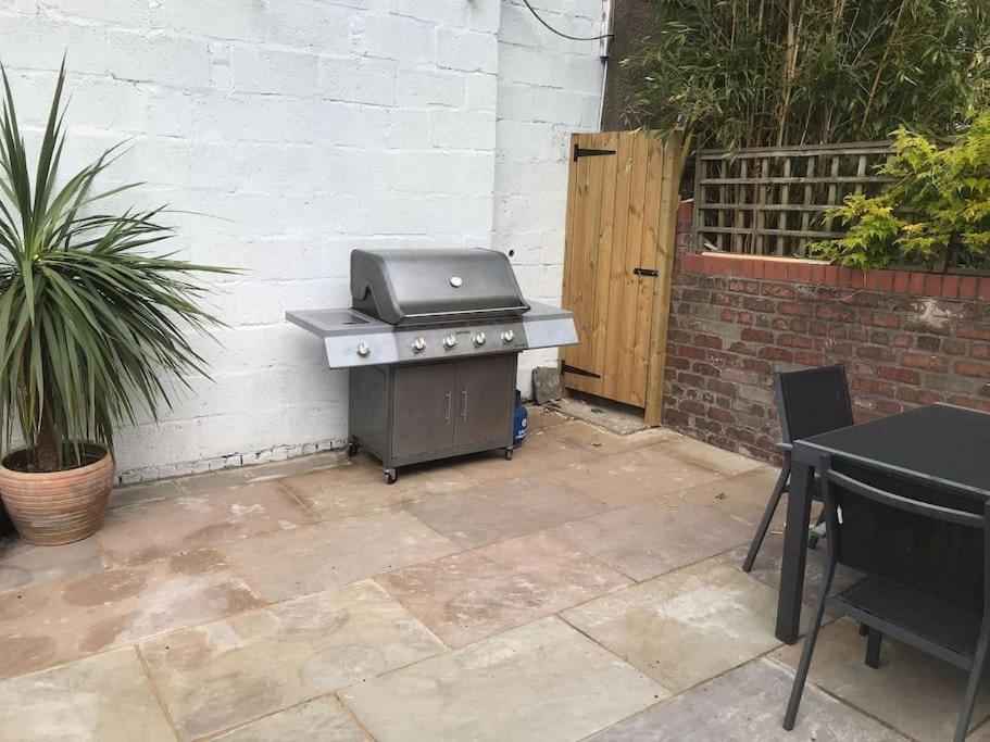 Large newly refurbished house close to harbour Free Parking - 22