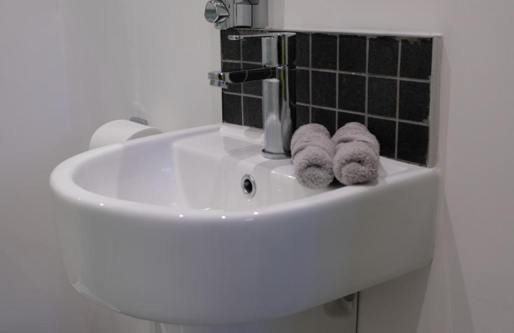 Rosemary House BRS Airport Accommodation - 8