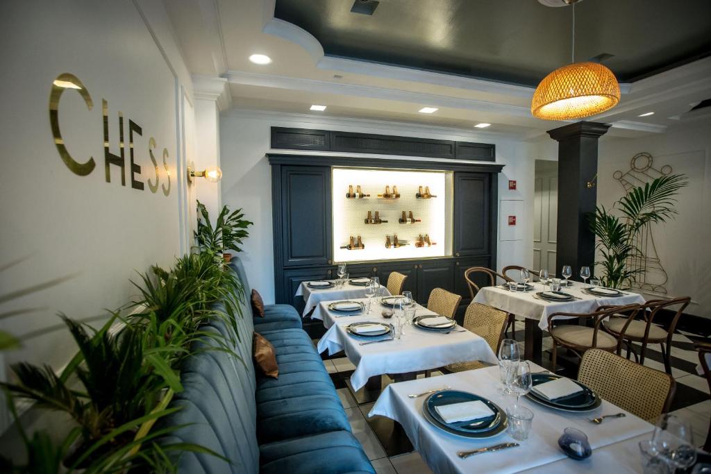 Queen's Court Hotel & Residence - 27