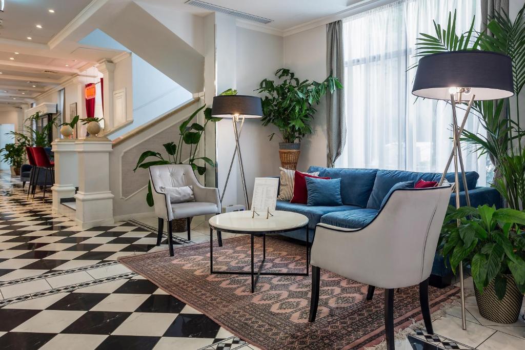 Queen's Court Hotel & Residence - 19