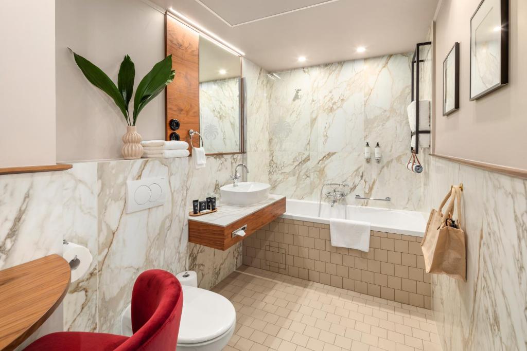 Queen's Court Hotel & Residence - 40