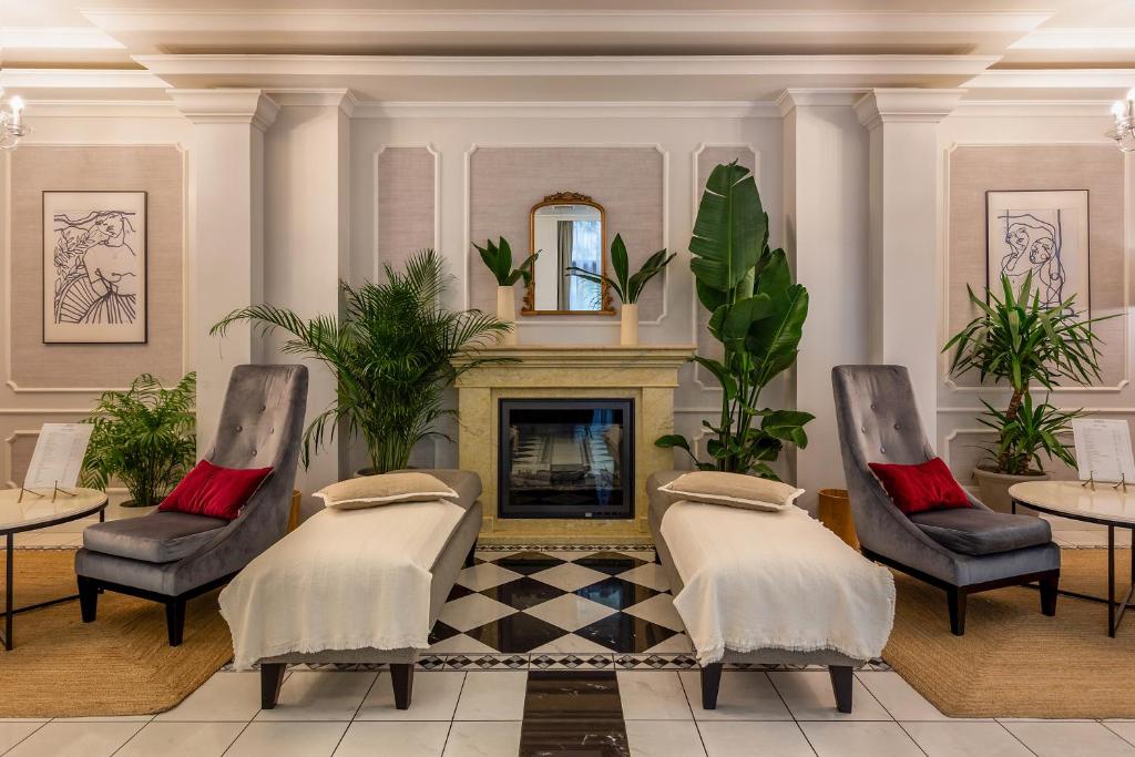 Queen's Court Hotel & Residence - 12