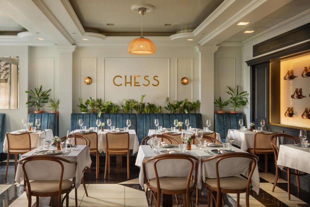 Queen's Court Hotel & Residence - 31