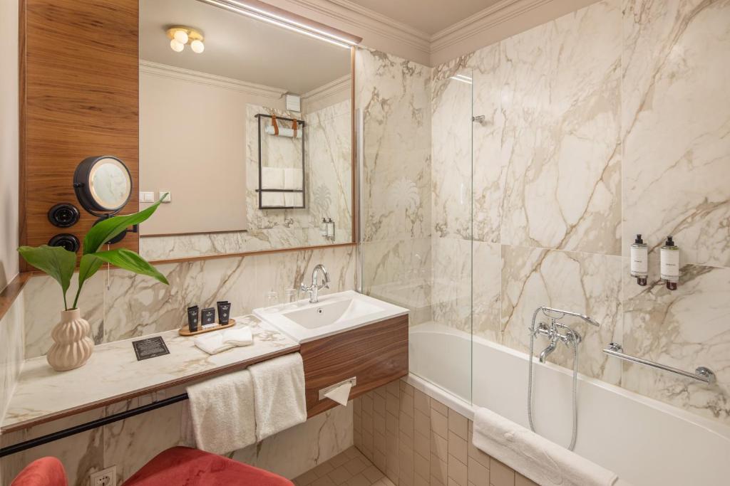 Queen's Court Hotel & Residence - 44