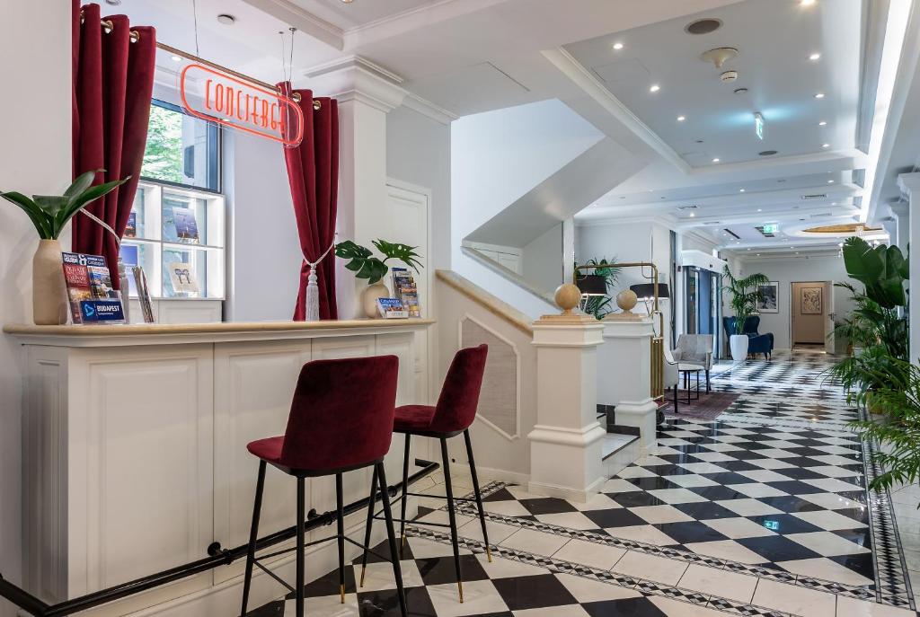 Queen's Court Hotel & Residence - 17