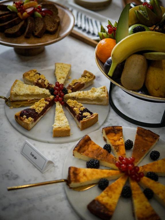 Queen's Court Hotel & Residence - 24