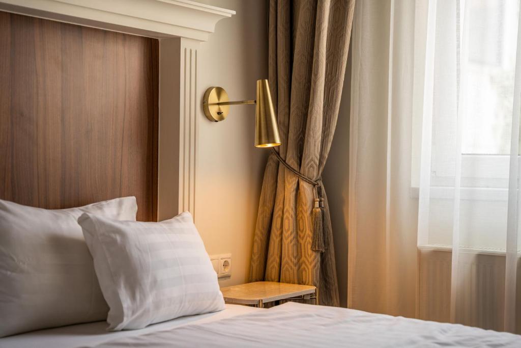 Queen's Court Hotel & Residence - 38