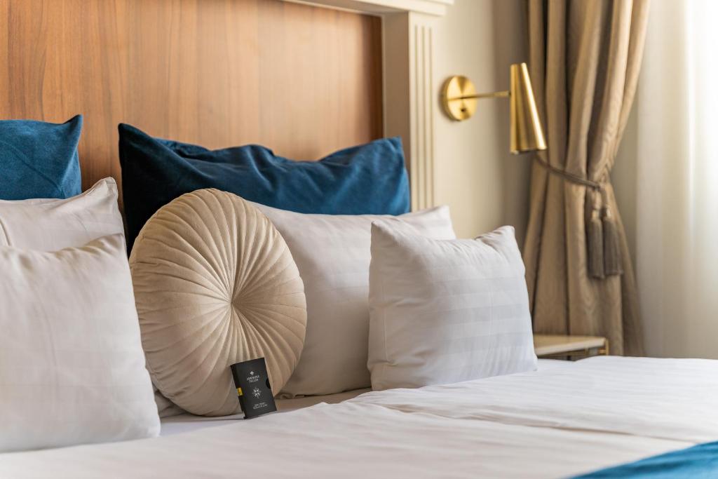 Queen's Court Hotel & Residence - 29