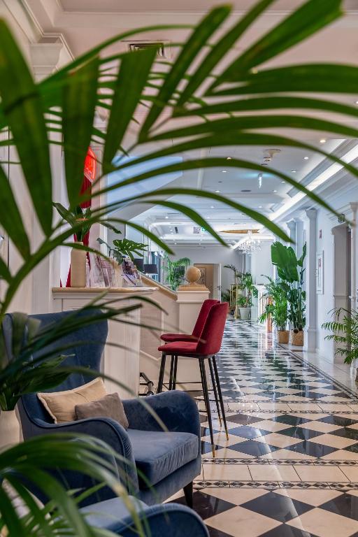 Queen's Court Hotel & Residence - 10