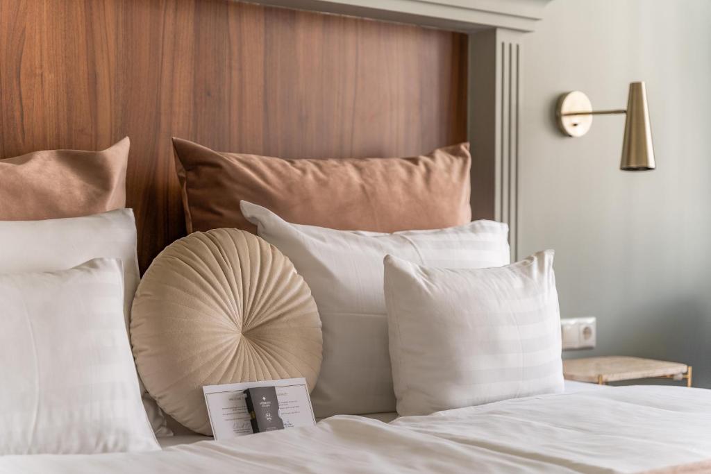 Queen's Court Hotel & Residence - 35