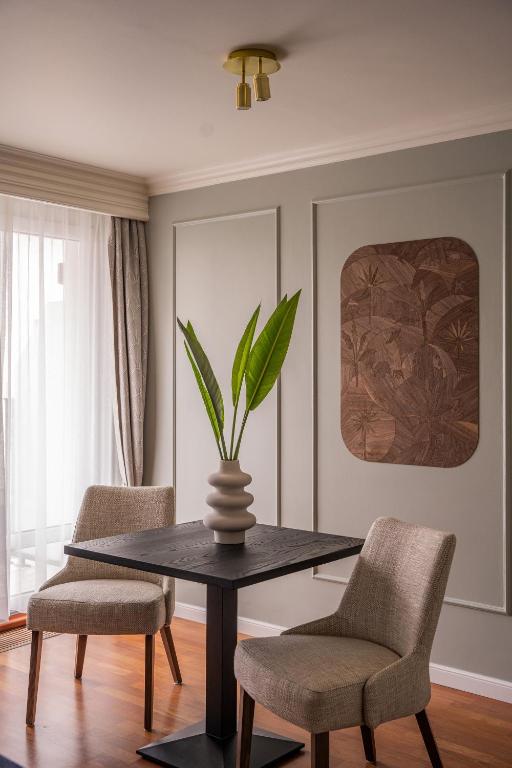 Queen's Court Hotel & Residence - 28