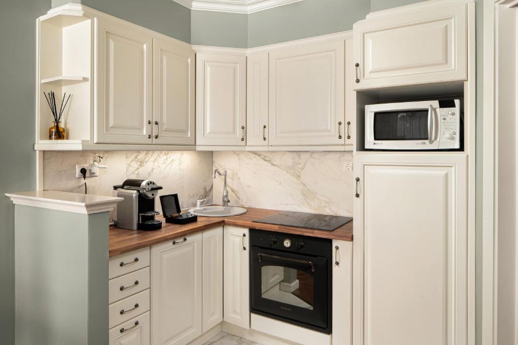 Queen's Court Hotel & Residence - 25