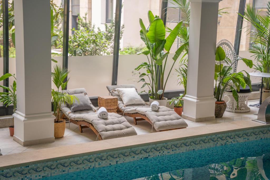 Queen's Court Hotel & Residence - 36