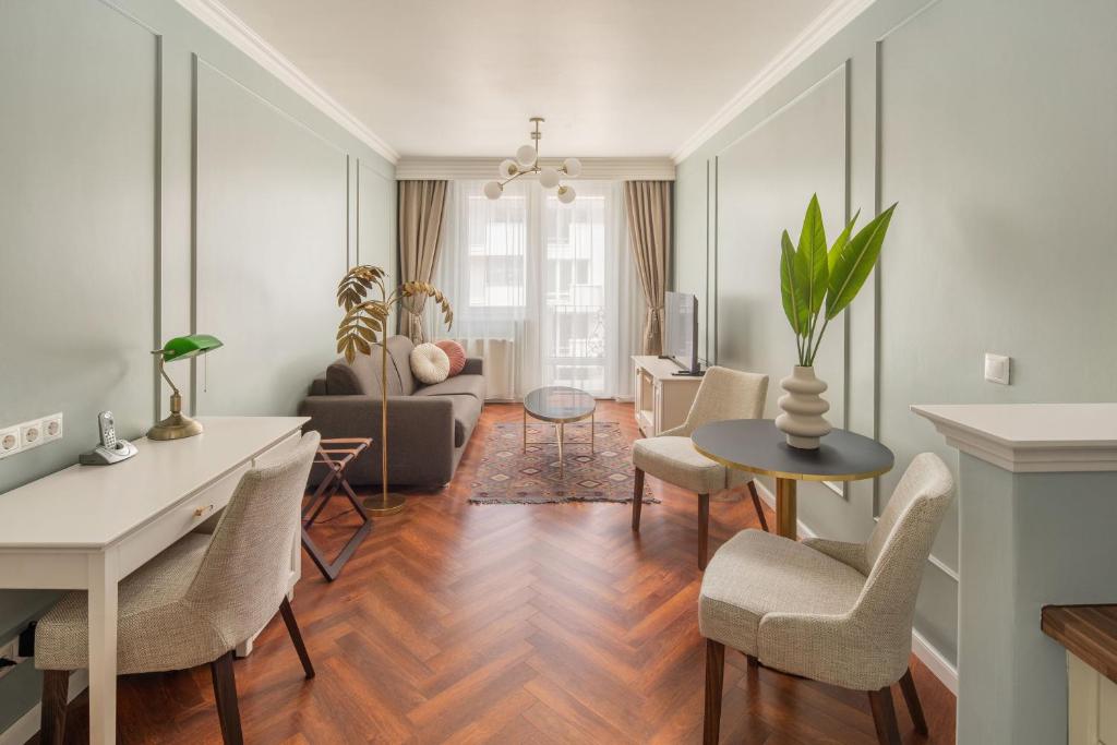 Queen's Court Hotel & Residence - 33