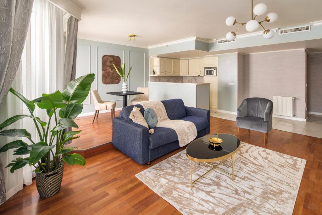 Queen's Court Hotel & Residence - 8