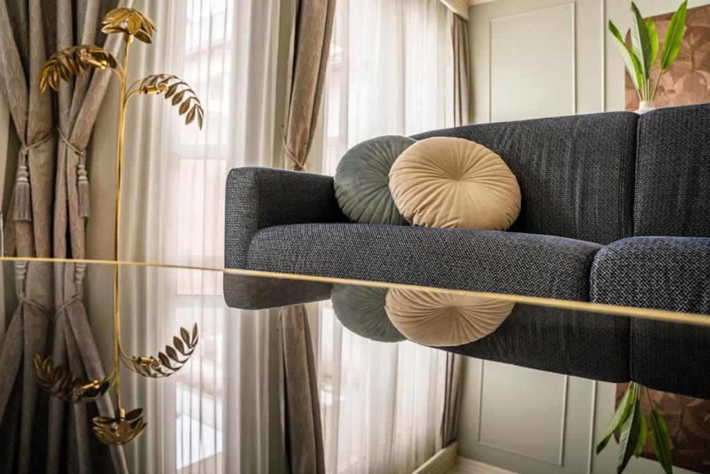 Queen's Court Hotel & Residence - 6