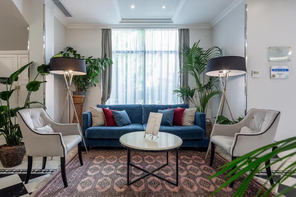 Queen's Court Hotel & Residence - 2