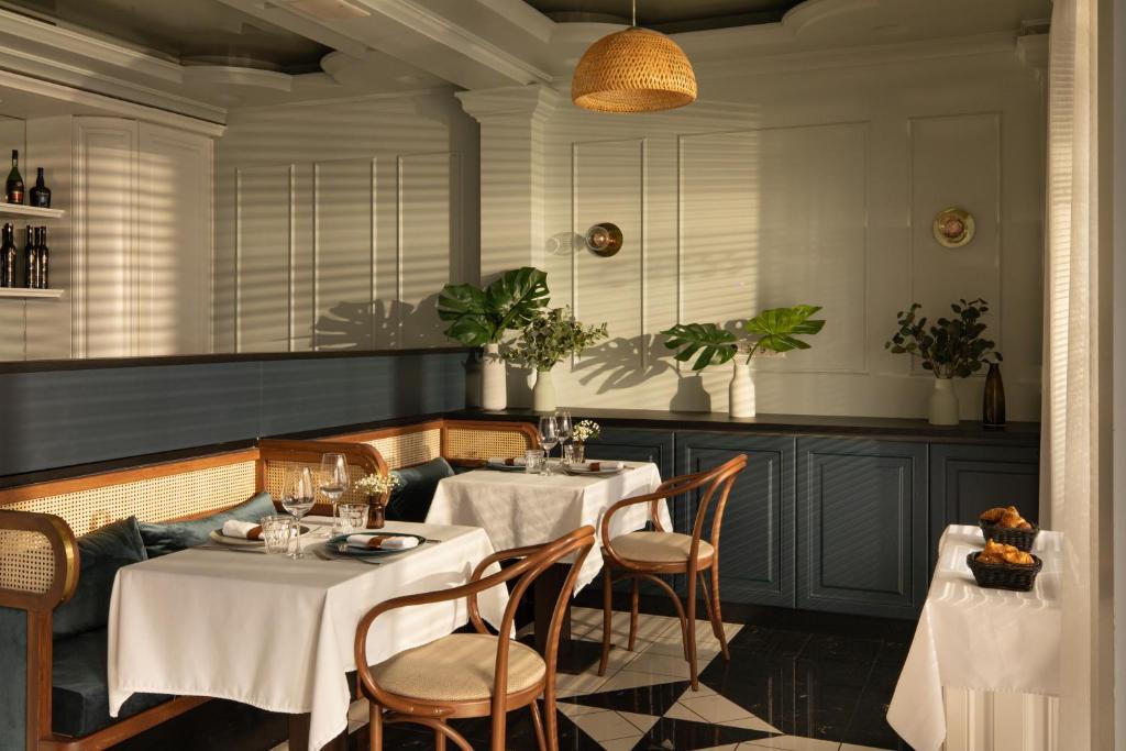 Queen's Court Hotel & Residence - 21