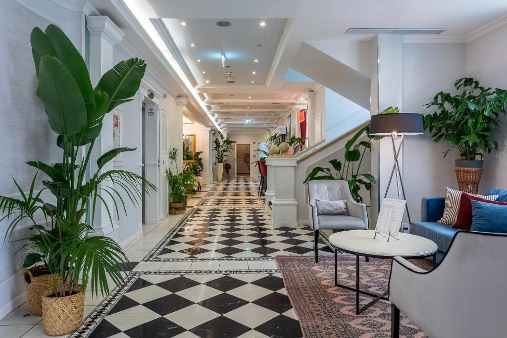 Queen's Court Hotel & Residence - 7